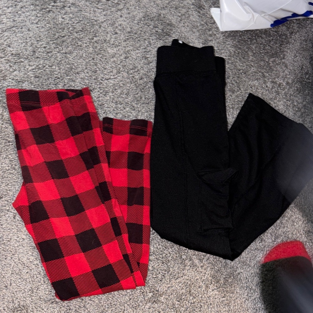 To pair girls leggings